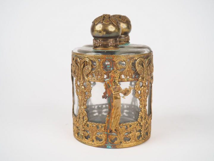 Cave à odeurs 1900 composée de deux flacons en verre et laiton, montur