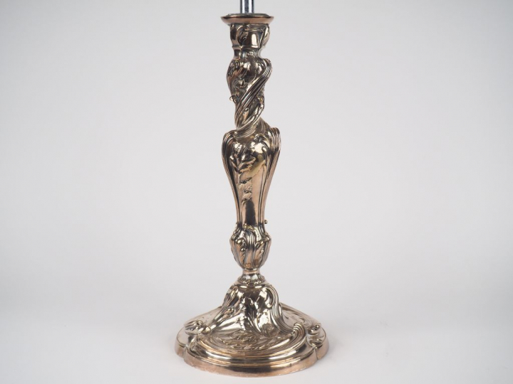 CHRISTOFLE. Grand chandelier en bronze argenté de style rocaille à déc