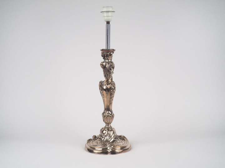 CHRISTOFLE. Grand chandelier en bronze argenté de style rocaille à déc