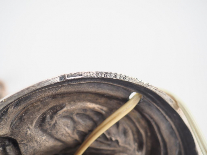 CHRISTOFLE. Grand chandelier en bronze argenté de style rocaille à déc