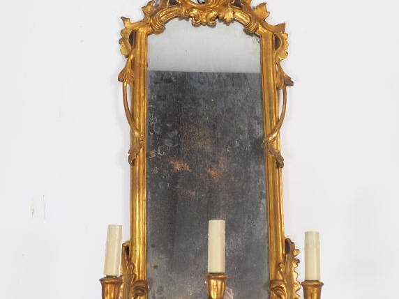 Miroir d'applique début XIXème de style Rocaille en bois et stuc doré,