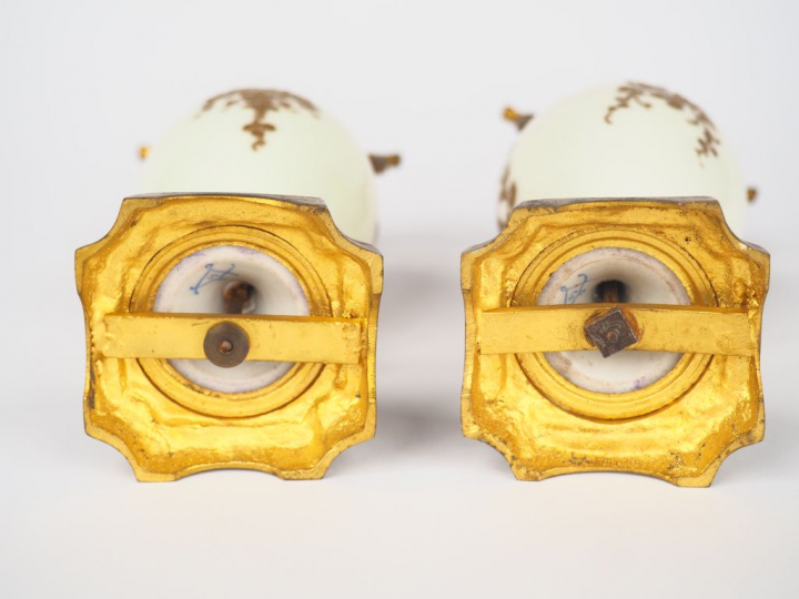 Paire de vases balustre de style Louis XVI en porcelaine polychrome, à