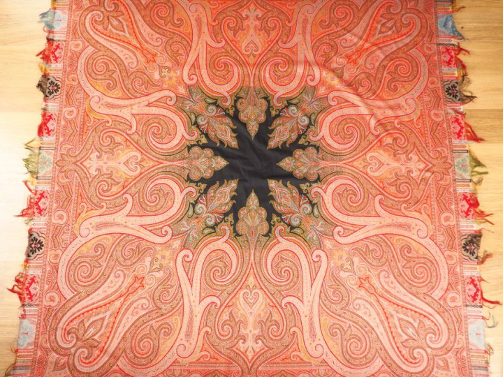 Grand châle XIXème en cachemire.  Dim. 180 x 180 cm