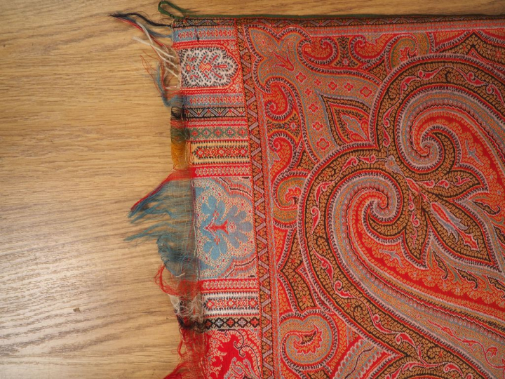 Grand châle XIXème en cachemire.  Dim. 180 x 180 cm