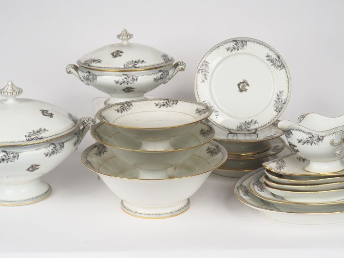 Partie de service de table Napoléon III en porcelaine à décor en grisa