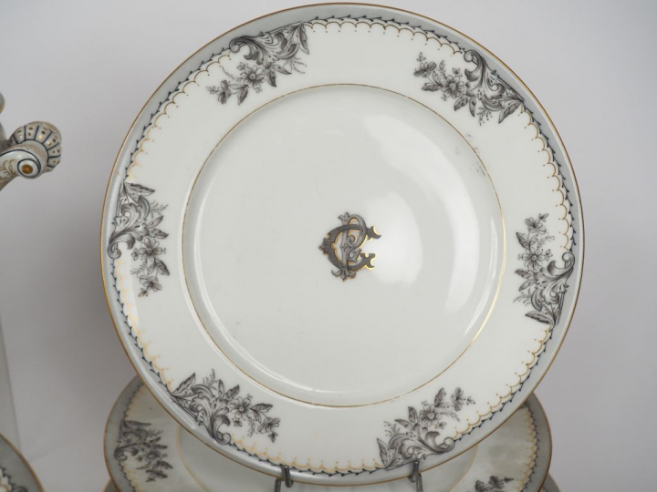 Partie de service de table Napoléon III en porcelaine à décor en grisa