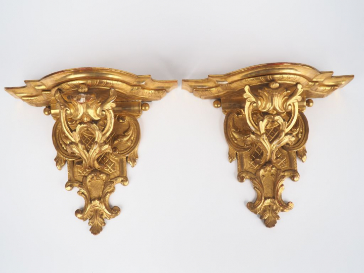 Paire de consoles d'applique en bois sculpté et doré à décor ajouré de