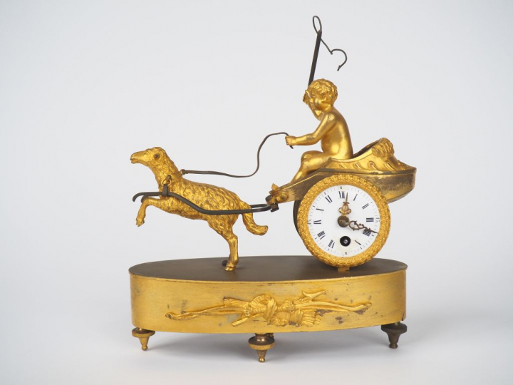 Pendulette XIXème de style Louis XVI en bronze doré ornée d'un sujet "