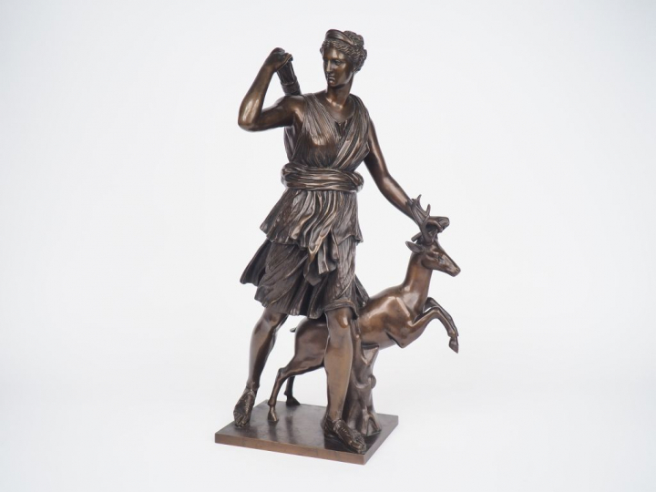 Ecole française XIXème. "Diane chasseresse". Sculpture en bronze à pat
