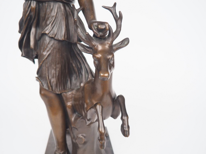 Ecole française XIXème. "Diane chasseresse". Sculpture en bronze à pat