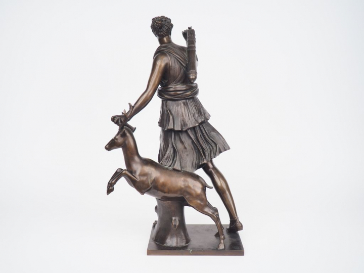 Ecole française XIXème. "Diane chasseresse". Sculpture en bronze à pat