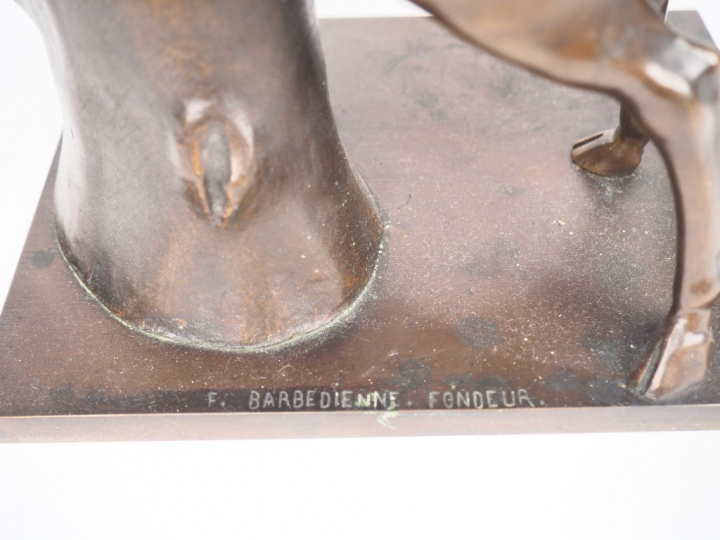 Ecole française XIXème. "Diane chasseresse". Sculpture en bronze à pat