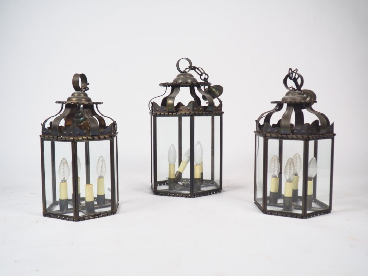 Suite de trois suspensions dont une paire en tôle et verre, éclairant 