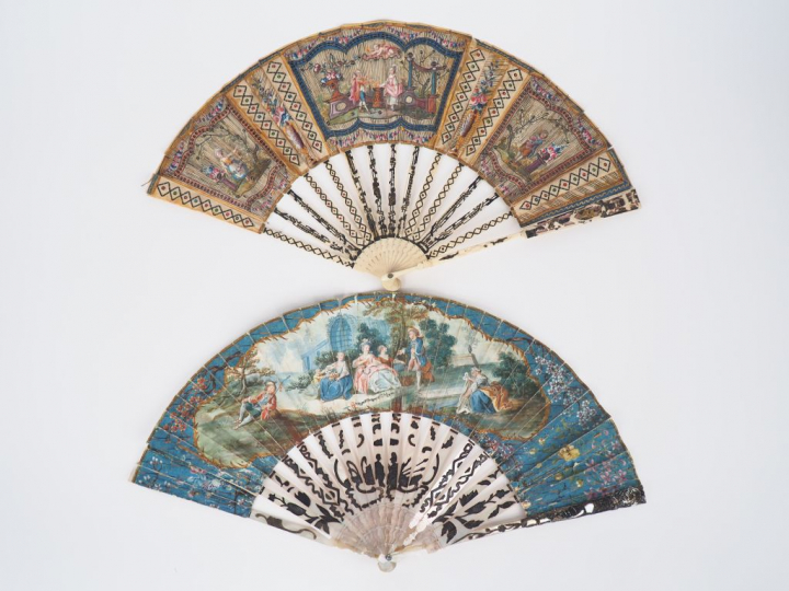 2 différents éventails Louis XVI à feuilles pliées en nacre et os, à d