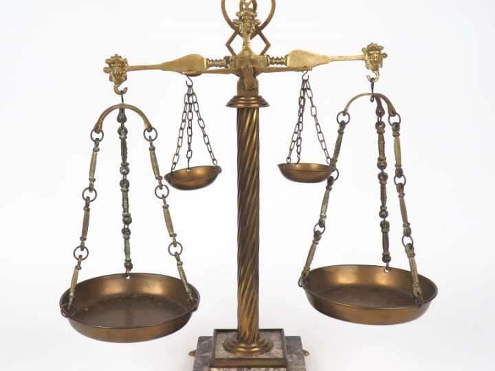 Balance d'apothicaire à deux fléaux en marbre et laiton, à décor de ma