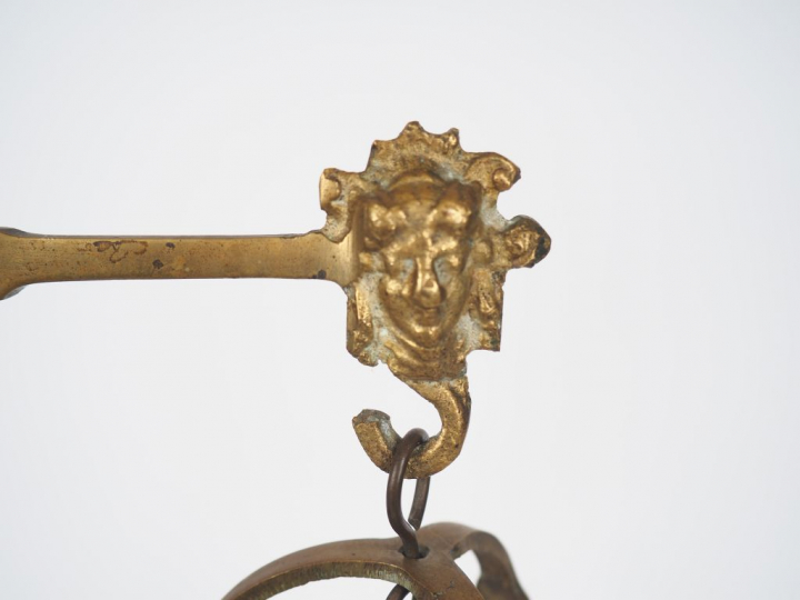 Balance d'apothicaire à deux fléaux en marbre et laiton, à décor de ma