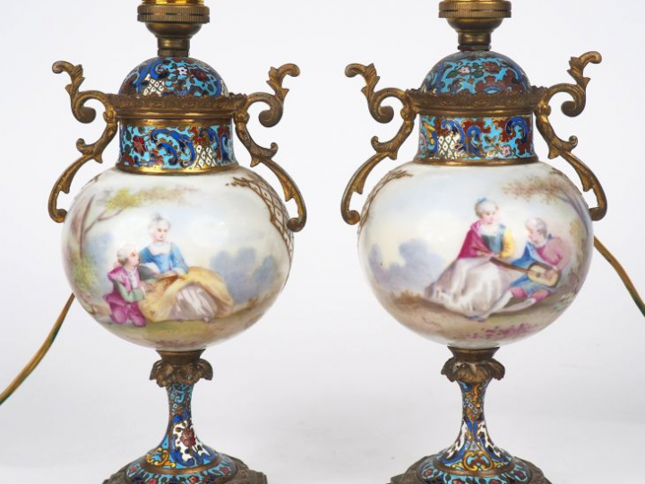 Paire de lampes XIXème de style Louis XVI en émaux cloisonnés et porce
