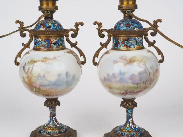 Paire de lampes XIXème de style Louis XVI en émaux cloisonnés et porce