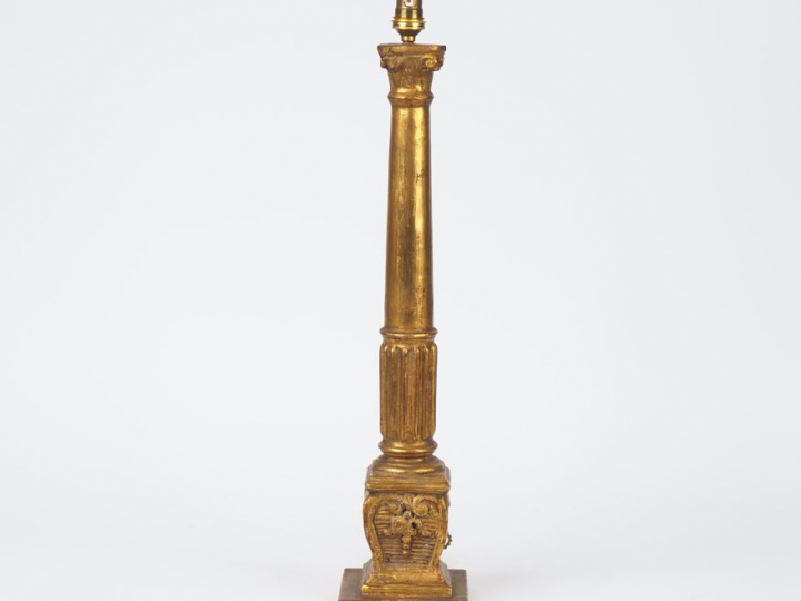 Colonne corinthienne en bois doré sur un piédestal (montée en lampe). 