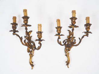 Vente aux enchères Paire d'appliques de style Rocaille, éclairant à trois lumières en bro