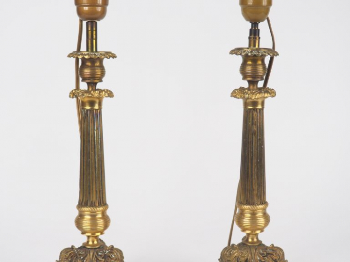 Paire de bougeoirs Restauration en bronze et laiton à décor feuillagé,