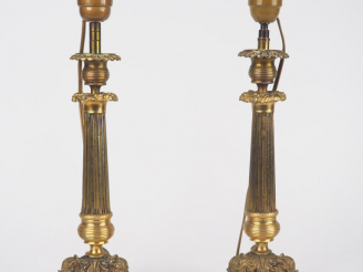 Vente aux enchères Paire de bougeoirs Restauration en bronze et laiton à décor feuillagé,