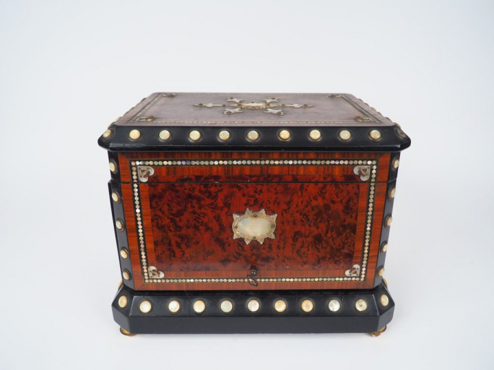 Cave à liqueur Napoléon III en marqueterie et incrustations de nacre à