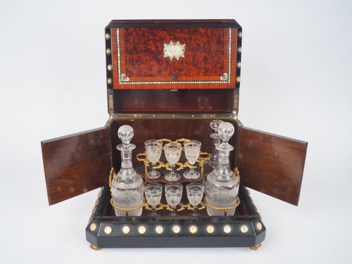 Cave à liqueur Napoléon III en marqueterie et incrustations de nacre à