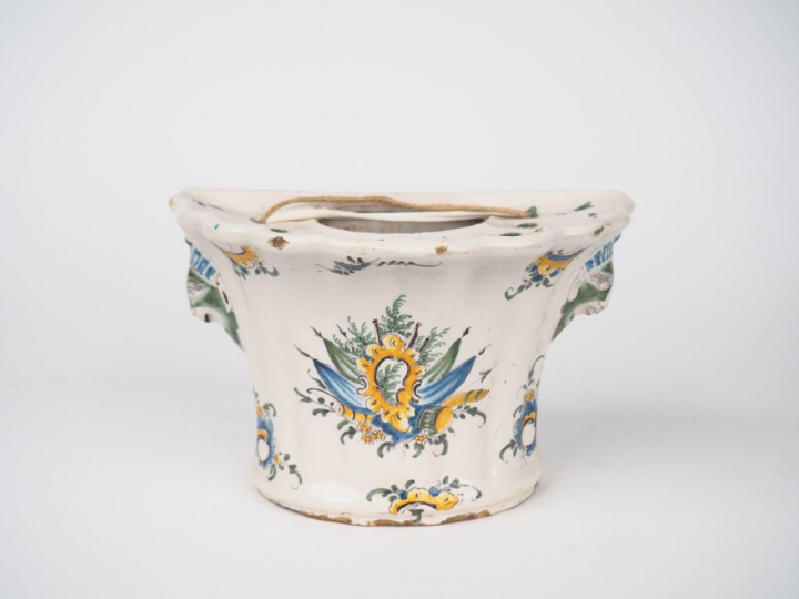 Bouquetière XVIIIème en faïence de Moustiers, décor aux drapeaux.  Dim