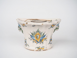 Vente aux enchères Bouquetière XVIIIème en faïence de Moustiers, décor aux drapeaux.  Dim