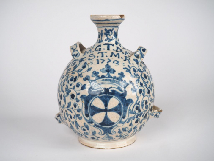 Bouteille à anses XVIIIème en faïence italienne à décor en camaïeu de 