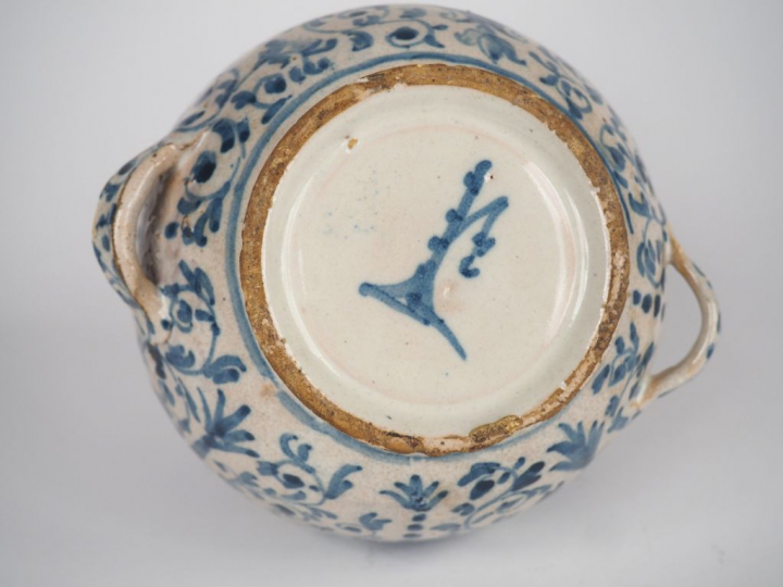 Bouteille à anses XVIIIème en faïence italienne à décor en camaïeu de 