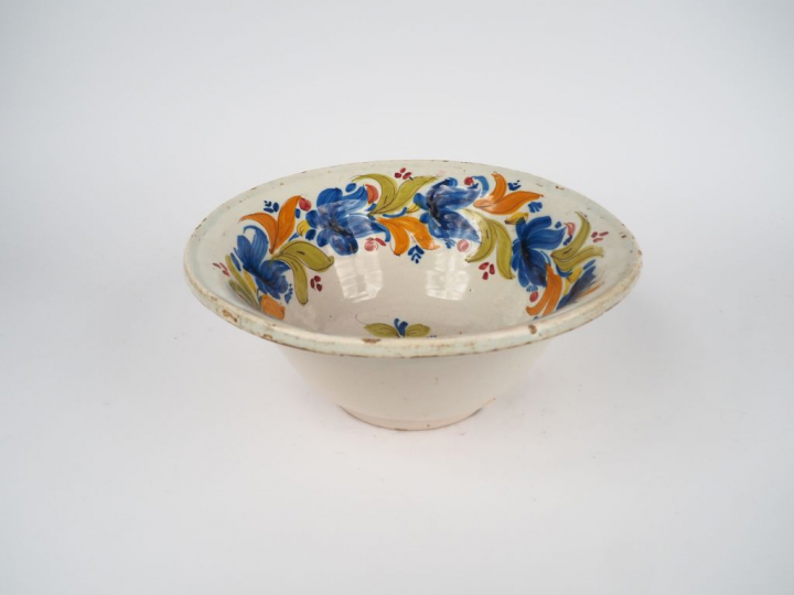 Grande coupe sur talon début XIXème en faïence à décor de fleurs polyc