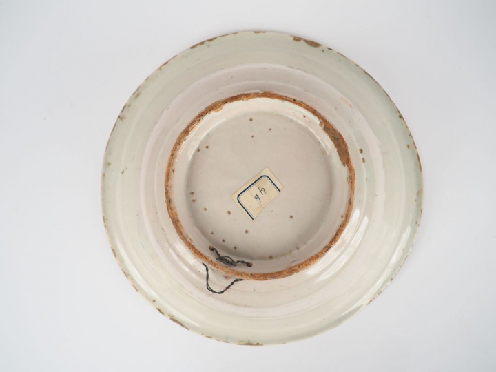 Grande coupe sur talon début XIXème en faïence à décor de fleurs polyc