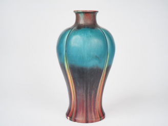 Vente aux enchères Vase début XXème en céramique à couverte flammée. Signé. Dim. 35,5 cm.