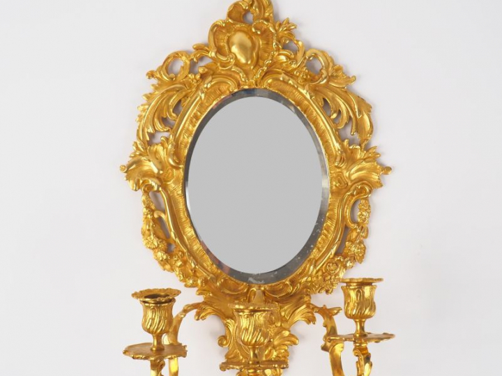 Miroir d'applique de style Louis XV en bronze doré à décor de rocaille