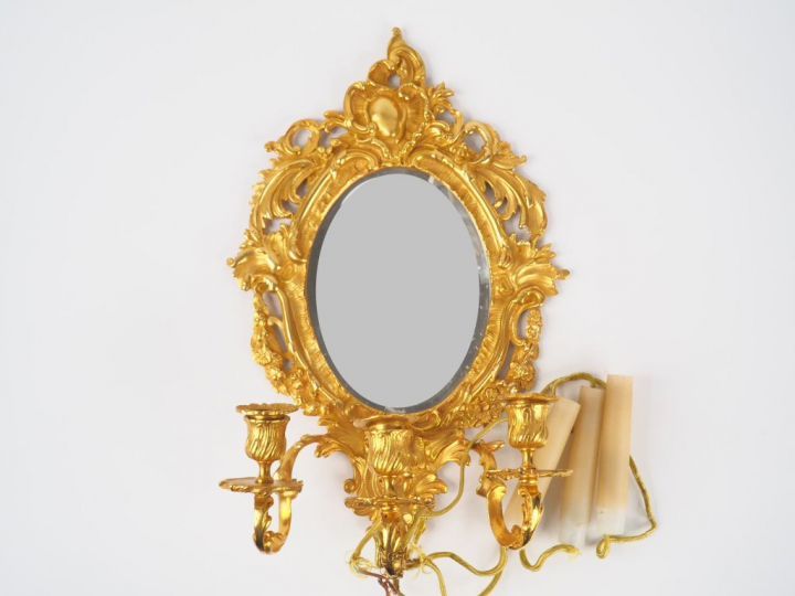 Miroir d'applique de style Louis XV en bronze doré à décor de rocaille
