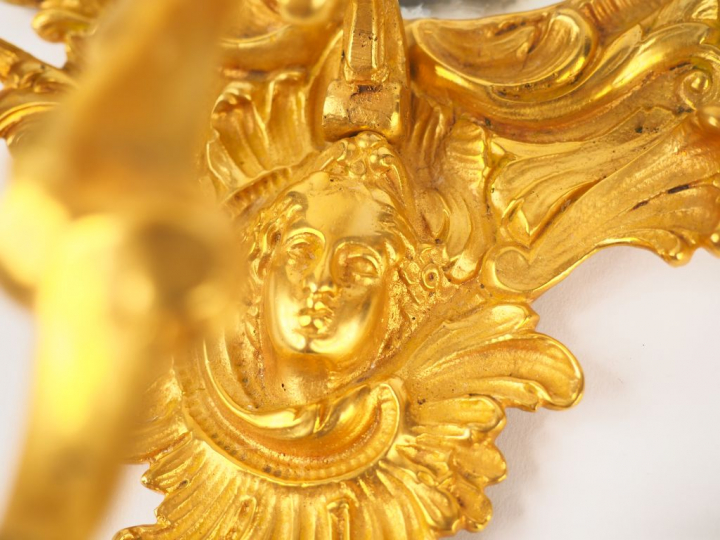 Miroir d'applique de style Louis XV en bronze doré à décor de rocaille