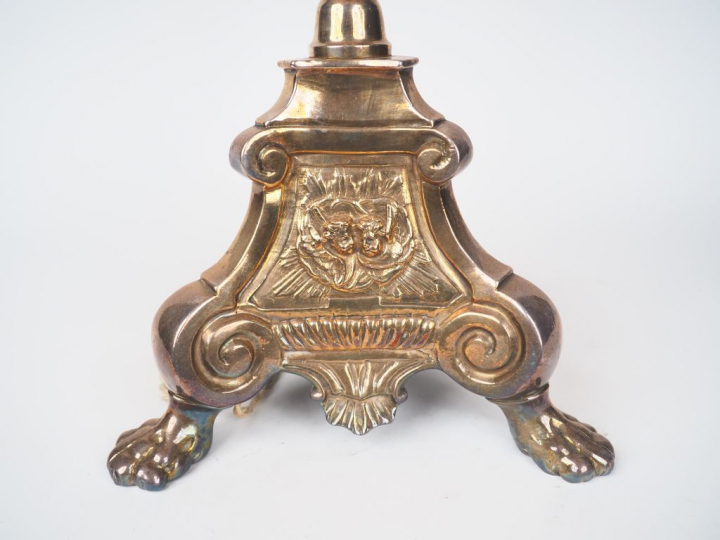 Grand pique cierge de style Louis XIV en bronze argenté à décor d'ange