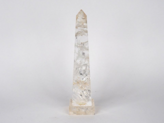 Vente aux enchères Obélisque en verre ou cristal. H.30 cm.