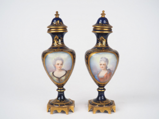 Vente aux enchères Paire de vases couverts Napoléon III en porcelaine de style Louis XVI 