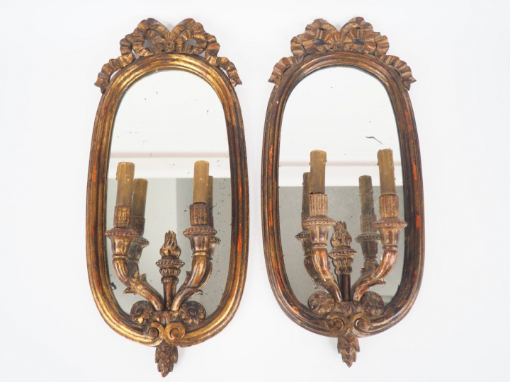 Paire de miroirs d'appliques de style Louis XVI en bois sculpté et dor