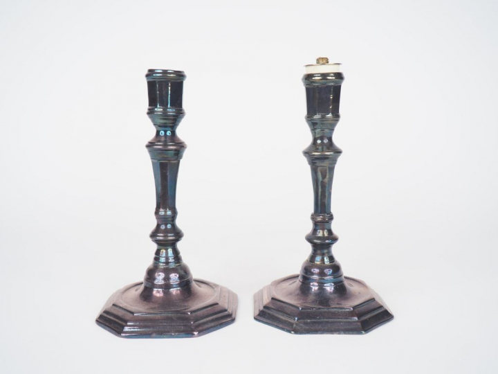 Paire de bougeoirs de style Louis XIII en bronze argenté. Dim. 20 x 11