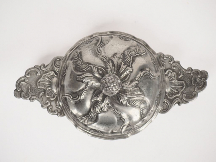 Bouillon Louis XV en étain à décor de rocailles, prise en forme de pom