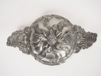 Vente aux enchères Bouillon Louis XV en étain à décor de rocailles, prise en forme de pom