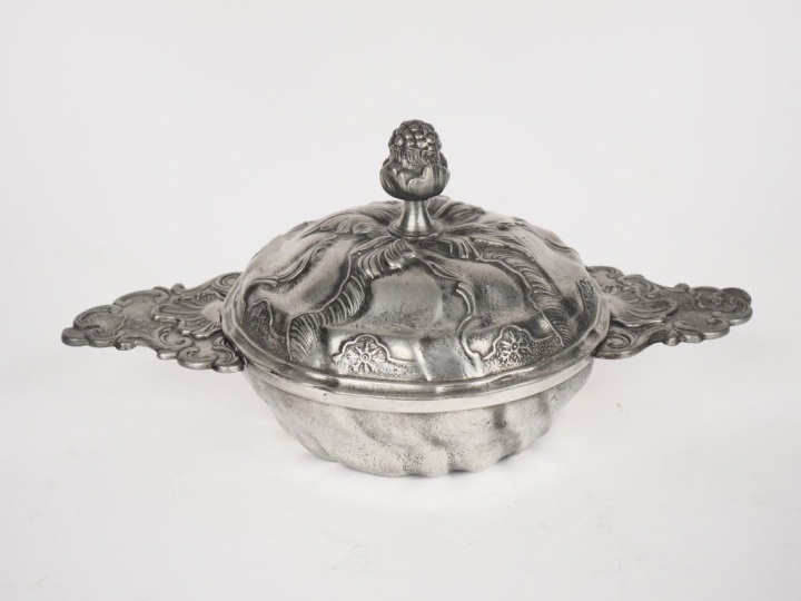 Bouillon Louis XV en étain à décor de rocailles, prise en forme de pom