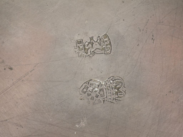 Bouillon Louis XV en étain à décor de rocailles, prise en forme de pom