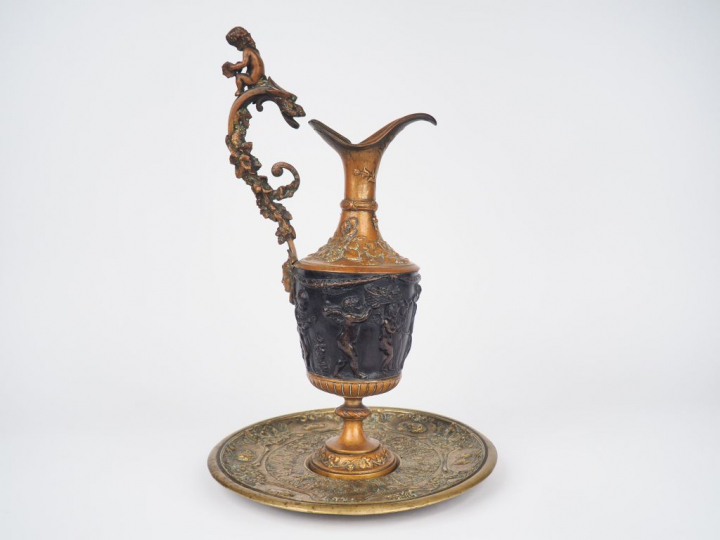 Aiguière et son présentoir fin XIXème - début XXème en bronze à double