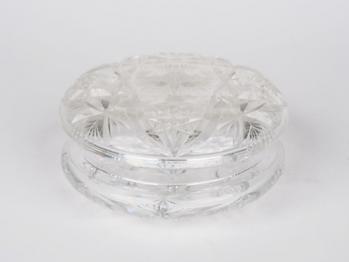 Boite couverte en cristal taillé. Dim. 8 x 16 cm.