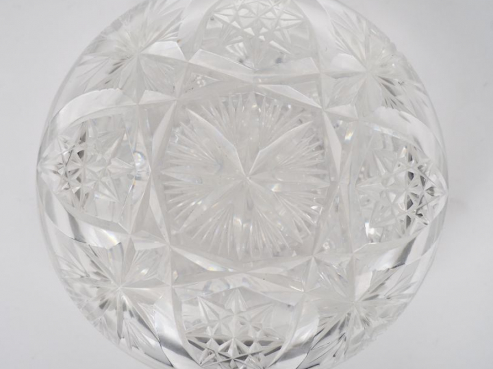 Boite couverte en cristal taillé. Dim. 8 x 16 cm.